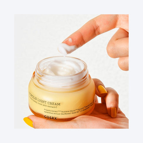 Spune adio pielii terne cu COSRX Full Fit Propolis Cream, formulă cu efect antioxidant și regenerant. Potrivită pentru tenul uscat, mixt sau afectat de mascne. wowskin.ro